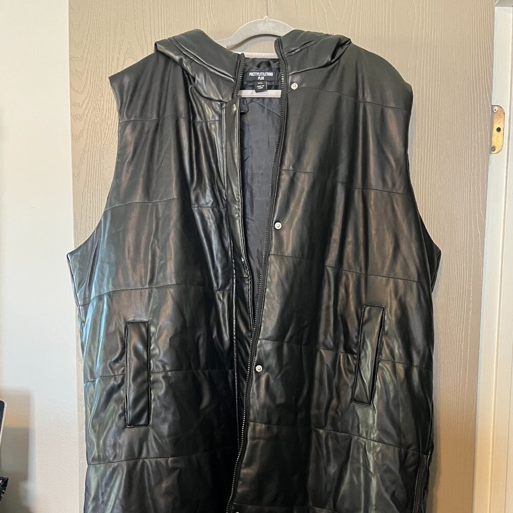 PrettyLittleThing Long Puffy Vegan Leather Black Vest – Size 3XL (24–26) – Like